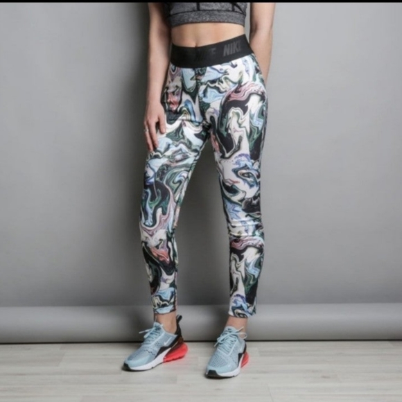 Nike Sportswear Leg-A-See High-Rise size M excellent Condition - Picture 2 of 7